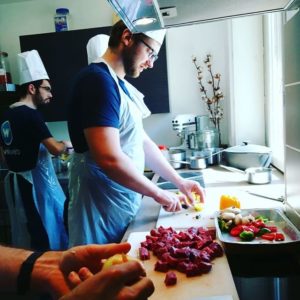 Partage de moments conviviaux : atelier cuisine en équipe.